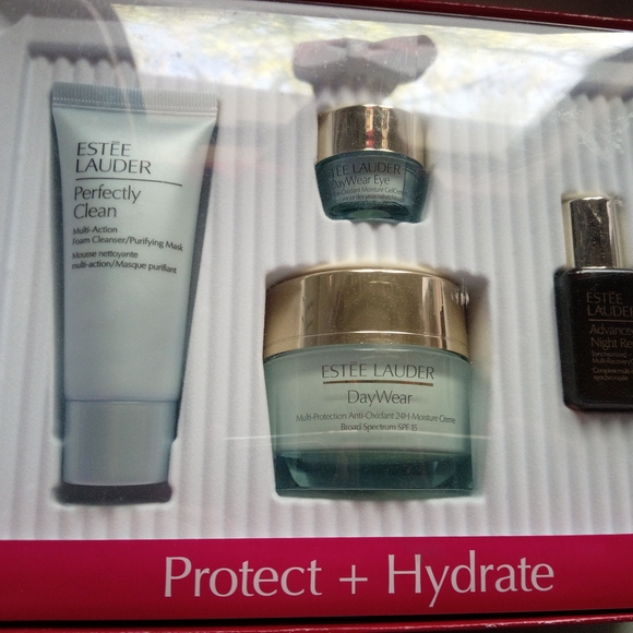 Estée Lauder Holiday Protect + Hydrate Gift 4pc Set - Picture 14 of 16